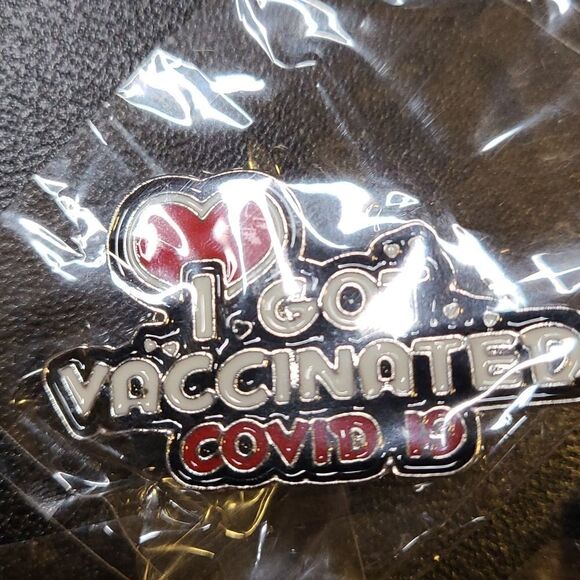 2 sets of 3 - Vaccinated COVID-19 pins - Picture 3 of 4